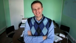 Alexei Navalny posa en su oficina en Moscú, Rusia, en una imagen de archivo de marzo de 2010. (AP/Alexander Zemlianichenko)