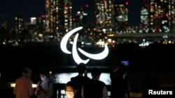 El símbolo Paralímpico iluminado en el área costera del Parque Marino de Odaiba, antes de la ceremonia de apertura de los Juegos Paralímpicos de Tokio 2020 pospuestos, en Tokio, Japón, 20 de agosto de 2021. REUTERS / Issei Kato