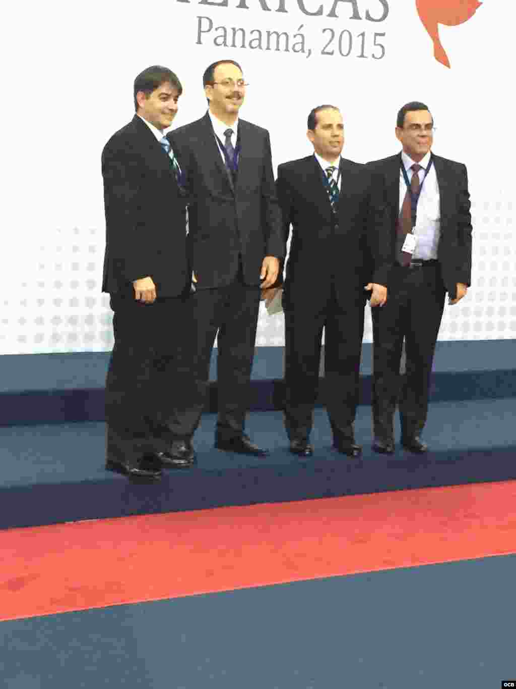 Alejandro Castro Espín con tres de sus colaboradores en la Cumbre de Panamá 2015.