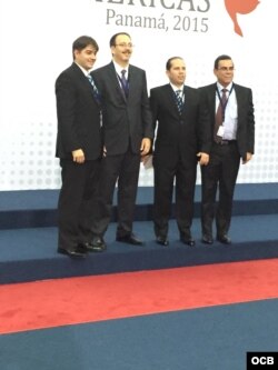 Alejandro Castro Espín con tres de sus colaboradores en la Cumbre de Panamá 2015