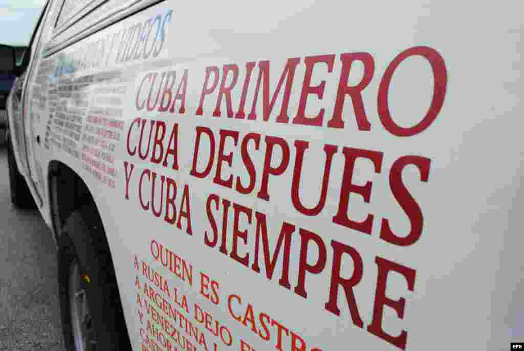 Un vehículo con un lema para "exigir" al ejecutivo estadounidense que dé marcha atrás en los diálogos que mantiene con la Habana.