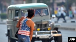 Una mujer con una camiseta con la bandera de Estados Unidos aparece en una fotografía tomada en La Habana. (Yamil Lage/AFP/Archivo)
