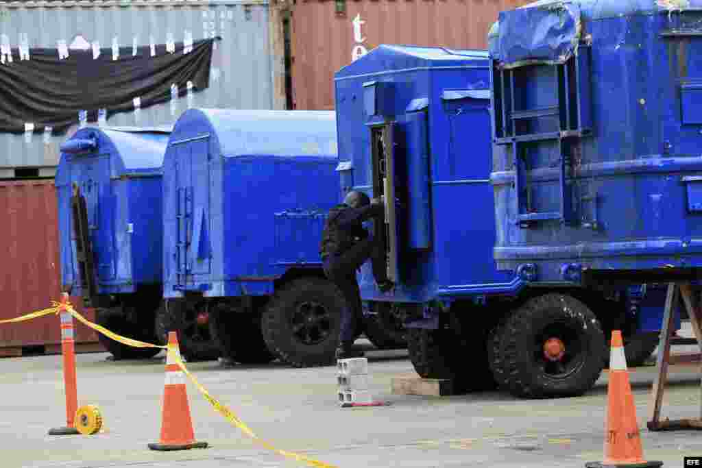 Un grupo de vehículos de uso militar para el lanzamiento de misiles fue presentado por las autoridades panameñas hoy, jueves 1 de agosto de 2013, en el puerto de Manzanillo en la caribeña ciudad de Colón, donde también hallaron explosivos y municiones en 