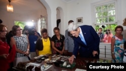 Kerry visitó en 2015 la casa donde vivió el escritor Ernest Hemingway en La Habana.