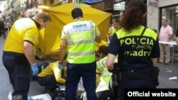 Sanitarios del Servicio de emergencias sanitarias, SAMUR, atienden al herido. Fotografía: Ayuntamiento de madrid