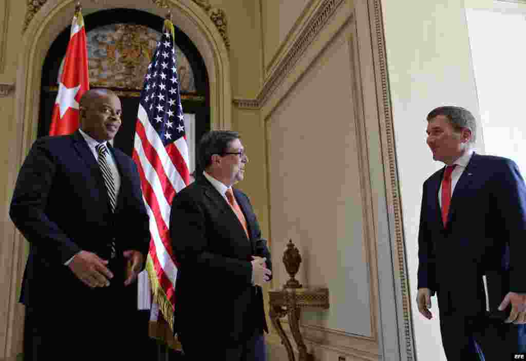El canciller cubano Bruno Rodríguez (c) recibe al secretario estadounidense de Transporte, Anthony R. Foxx (i) y al secretario adjunto para Asuntos Económicos y Negocios del Departamento de Estado de Estados Unidos, Charles H. Rivkin (d).