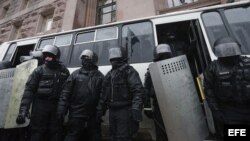 Foto de archivo. Agentes antidisturbios intentaban controlar las protestas cerca del Ayuntamiento de Kiev (Ucrania), el 11 de diciembre de 2013. 