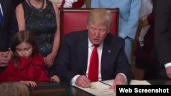 Donald Trump firma sus primeras órdenes ejecutivas.