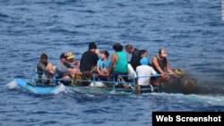 Balseros cubanos intentan llegar a EEUU en una precaria embarcación.
