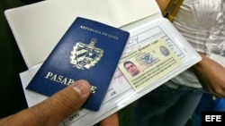 Un hombre muestra su pasaporte en el aeropuerto Internacional de Miami (EE.UU.) antes de viajar a Cuba.