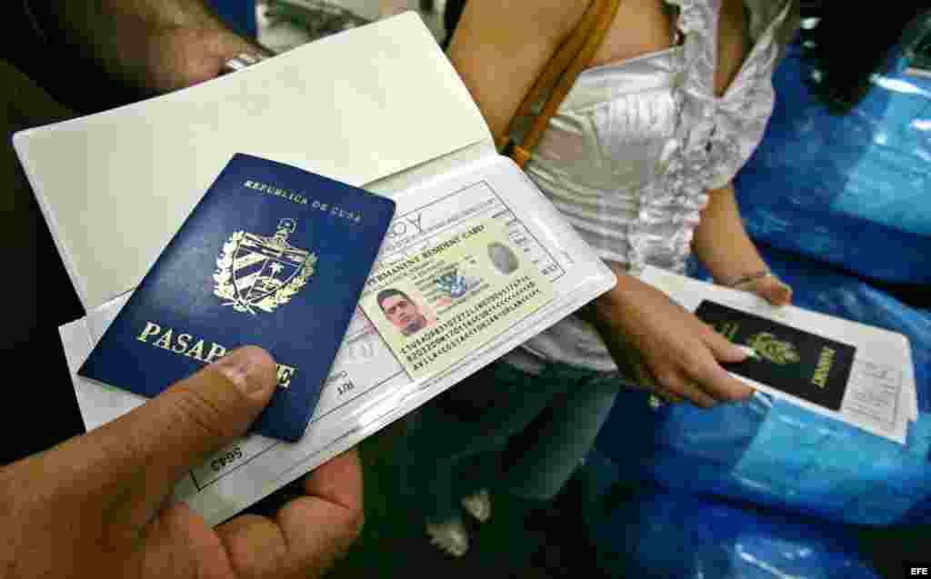 Hombre muestra su pasaporte cubano en el Aeropuerto Internacional de Miami (EEUU) antes de viajar a la isla.