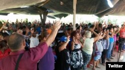 Miembros de la La iglesia del Mover Apostólico de Santiago de Cuba reunidos en oración. (Foto: Twitter de Alain Toledano)