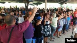Miembros de la La iglesia del Mover Apostólico de Santiago de Cuba reunidos en oración. (Foto: Twitter de Alain Toledano)