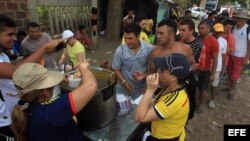 Habitantes de Cúcuta alimentan a algunos deportados que continúan en la Playa, sector de La Parada (Colombia), frontera con Venezuela.