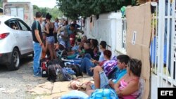 Muchos de los cubanos varados en Paso Canosas pensaban pasar la Navidad en EEUU con sus familiares, pero aún están lejos de conseguir su meta. EFE