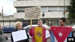 Manifestación frente a la Embajada de Cuba en España, convocada por la Asociación Cubana Española en solidaridad con las víctimas de ETA. Archivo.