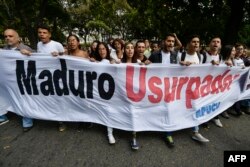 Estudiantes de la Universidad Central de Venezuela marchan en Caracas en apoyo al líder opositor Juan Guaidó.
