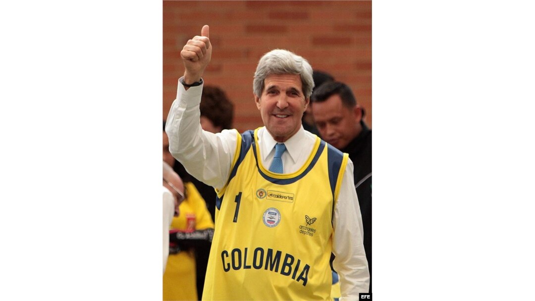John Kerry, saluda durante su visita a soldados colombianos heridos en combate y deportistas en condición de discapacidad de diferentes disciplinas.