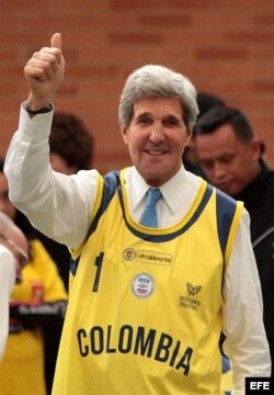 John Kerry, saluda durante su visita a soldados colombianos heridos en combate y deportistas en condición de discapacidad de diferentes disciplinas.