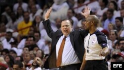 El entrenador de los Bulls Tom Thibodeau (i) reacciona junto al árbitro Tom Washington (d) durante un partido de semifinales de la NBA disputado el lunes 6 de mayo de 2013, en el American Airlines Arena en Miami, Florida.