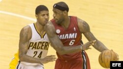 LeBron James del Miami Heat (d) versus Paul George de los Pacers de Indiana (i).