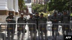 Miembros de la Guardia Nacional Bolivariana custodian el edificio de la Asamblea Nacional de Venezuela, en donde impidieron la entrada de la prensa el martes 7 de mayo de 2019. (AFP).