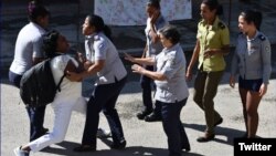 Policía política arresta a Berta Soler frente a la sede de las Damas de Blanco, en Lawton, La Habana. (Foto: Angel Moya/Archivo)