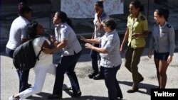 Policía política arresta a Berta Soler frente a la sede de las Damas de Blanco, en Lawton, La Habana. (Foto: Angel Moya)