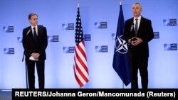 El secretario de Estado de Estados Unidos, Antony Blinken (izq) y el secretario general de la OTAN, Jens Stoltenberg (der) durante un encuentro en Bruselas, Bélgica, el 14 de abril de 2021. REUTERS/Johanna Geron/Mancomunada.