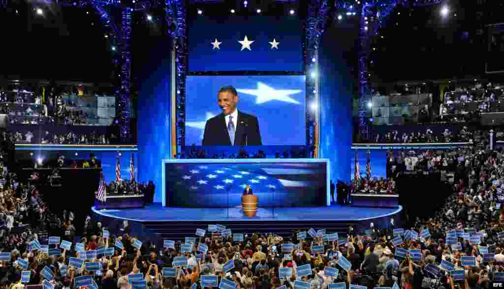 El presidente estadounidense, Barack Obama (c), se dirige a los delegados de la convención demócrata en Charlotte, Carolina del Norte.