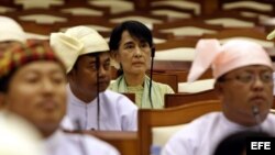 Aung San Suu Kyi en el parlamento birmano 