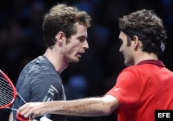 El tenista suizo Roger Federer (d) tras su victoria ante el británico Andy Murray (i).