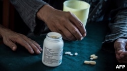 En la foto, una paciente en Pinar del Río muestra medicinas para quienes sufren de VIH/Sida.