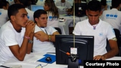 Como en otras disciplinas, en la informática el gobierno de Cuba también ha graduado más profesionales de los que puede emplear efectivamente el país.