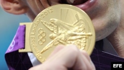 Michael Phelps durante la ceremonia de entrega de medallas de los 4x200 metros relevos estilo libre de los Juegos Olímpicos de Londres 2012. 