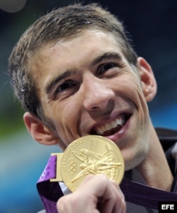 Michael Phelps durante la ceremonia de entrega de medallas de los 4x200 metros relevos estilo libre de los Juegos Olímpicos de Londres 2012.