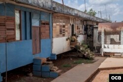Las casas son aulas viejas con ventanales rotos , modificadas con recursos de los "dueños". (Foto: Dan Gabriel)