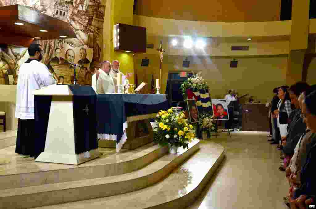 Vista general hoy, lunes 22 de julio de 2013, de una misa oficiada con familiares y amigos en memoria del opositor cubano Oswaldo Payá en la Ermita de la Caridad en Miami (Florida, EE.UU.). El opositor Movimiento Cristiano de Liberación (MCL) de Cuba recl