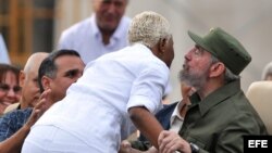 Fidel Castro saluda a la cantante Haila 