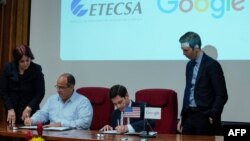 Brett Perlmutter, jefe de Google Cuba y el vicepresidente de inversiones de Etecsa, Luis Adolfo Reyes. 