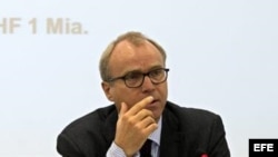 Valentin Zellweger, director de la Dirección de Derecho Internacional del Ministerio de Exteriores helvético, comparece ante los medios en Ginebra, Suiza, hoy, martes, 16 de octubre de 2012.