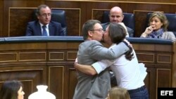 Jornada del debate de investidura a Pedro Sánchez. Pablo Iglesias y el líder de Podemos en Cataluña se besan en los labios.