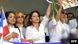 Gloria y Emilio Estefan, junto a Damas de Blanco en Miami. 