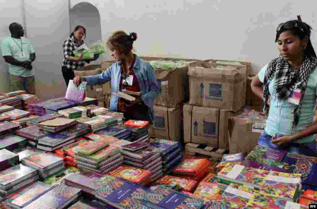 Asistentes a la Feria del Libro de La Habana, dedicada en esta ocasión a la India.