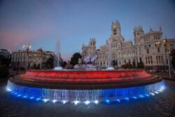 La Diosa Cibeles, en Madrid, rinde homenaje al pueblo de Cuba luciendo los colores de su bandera (Foto tomada de Facebook)