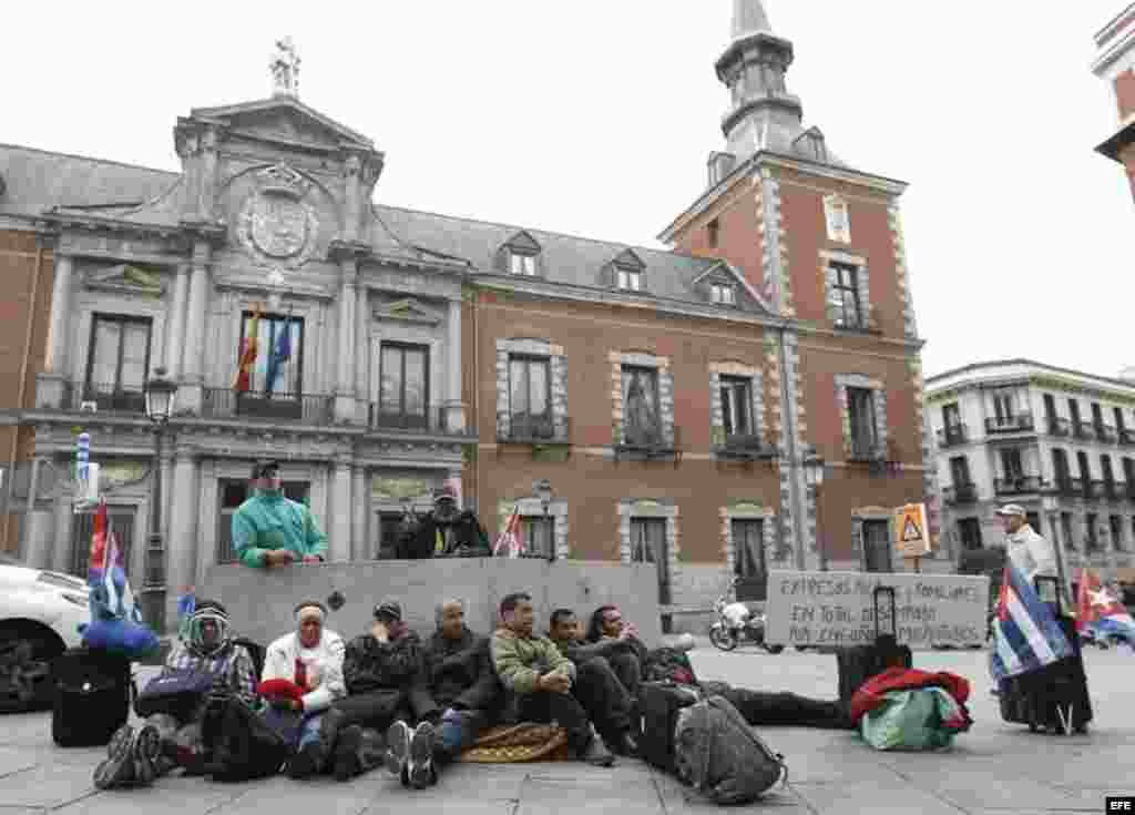 Una decena de expresos cubanos que participan en una acampada en Madrid para denunciar su situación de "total desamparo" en España han decidido secundar desde hoy una huelga de hambre para reclamar ayuda. Los excarcelados forman parte del grupo de 115 exp