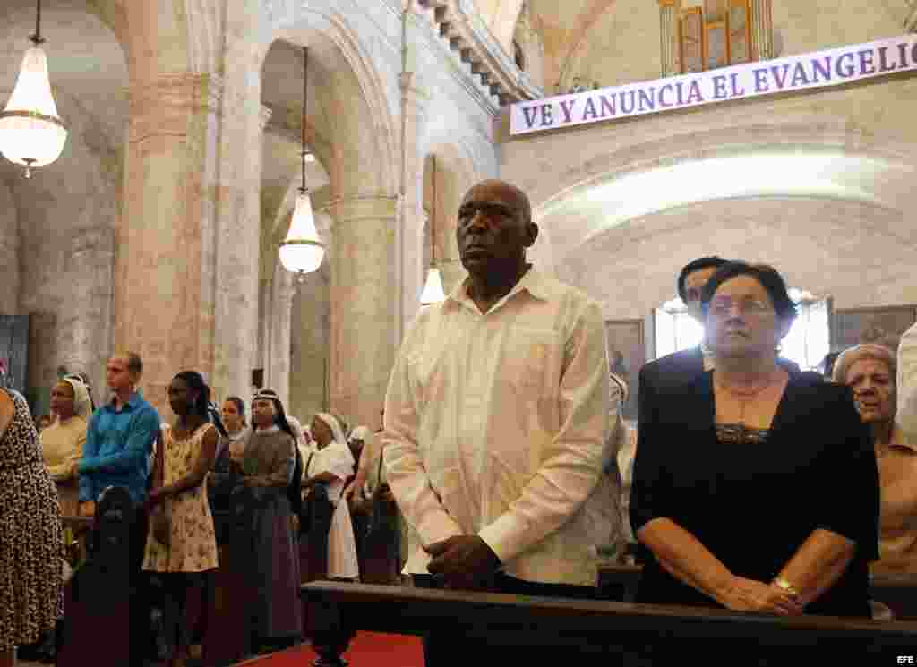 &nbsp;El Vicepresidente cubano, Salvador Valdez Mesa (2d), y la directora de la Oficina de Asuntos Religiosos del Comité Central del Partido Comunista de Cuba, Caridad Diego (d), asisten a la primera misa del nuevo arzobispo de La Habana, Juan de la Caridad García Rodríguez, en la Catedral de La Habana.