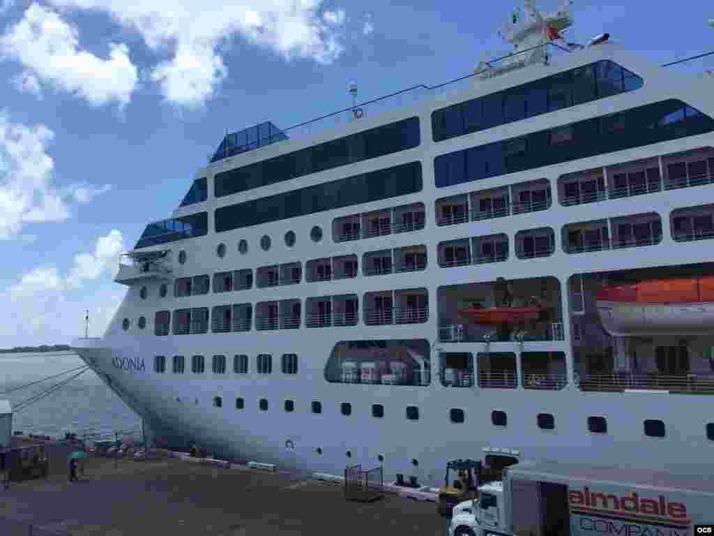 El buque Adonia, de la línea Fathom, de la empresa de cruceros Carnival, listo para zarpar hacia Cuba. 