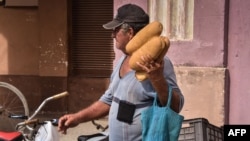 Un hombre carga panes en Caibarien. Foto Archivo
