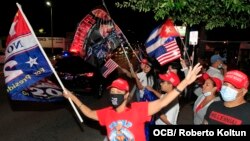 Cubanos se manifiestan en el Restaurant Versailles dando la victoria a la reelección de Donald Trump en la Florida.